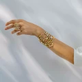 Geometryczny-pierścionek-w-kształcie-plastru-miodu-z-kolekcji-Apis.webp