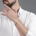 Bransoletka unisex w złotym kolorze z zawieszką w kształcie spinacza biurowego z kolekcji Machiny od ORSKA biżuteria
