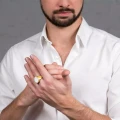 Sygnet unisex z masą perłową z złotym kolorze z kolekcji Parer od ORSKA biżuteria