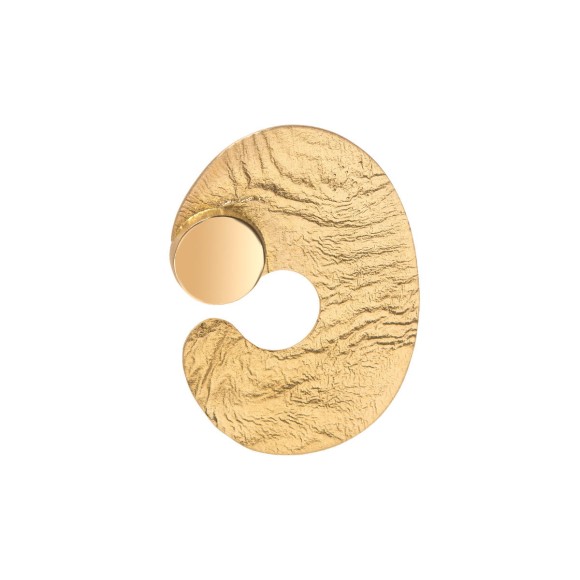 Ręcznie wykonany pin z kolekcji Moon w kolorze złotym o nieregularnej fakturze.