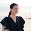 Złote, asymetryczne kolczyki z bursztynem z kolekcji Baltica ORSKA