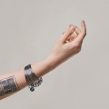 Szeroka, ciemna bransoletka bangle z kół z kolekcji Vintage ORSKA