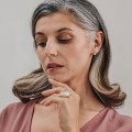 Pozłacany pierścionek z dużym, okrągłym kryształem z kolekcji Julia JP48-2 ORSKA