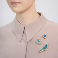 Mały, limitowany pin cegiełka dla fundacji Forscience w niebieskim kolorze  NSB14-6 ORSKA biżuteria