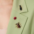 Czerwony pin w kształcie biedronki z kolekcji Plantis PLB19-1 ORSKA - artystyczna biżuteria