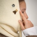 Pin w kształcie kwiatu wiśni w stylizacjach - ORSKA biżuteria