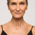 Delikatny srebrny naszyjnik z błękitnym topazem z kolekcji Verum od ORSKA biżuteria