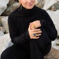 Olga Sarna, prezeska fundacji Mare, w kolczykach z bursztynem z kolekcji Baltica marki ORSKA