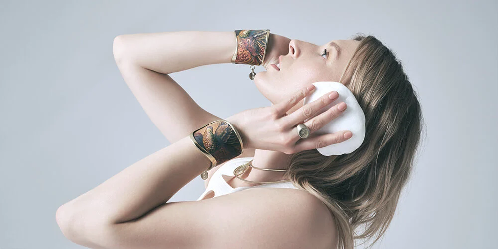 Mela Koteluk w biżuterii z kolekcji Tattoo marki ORSKA