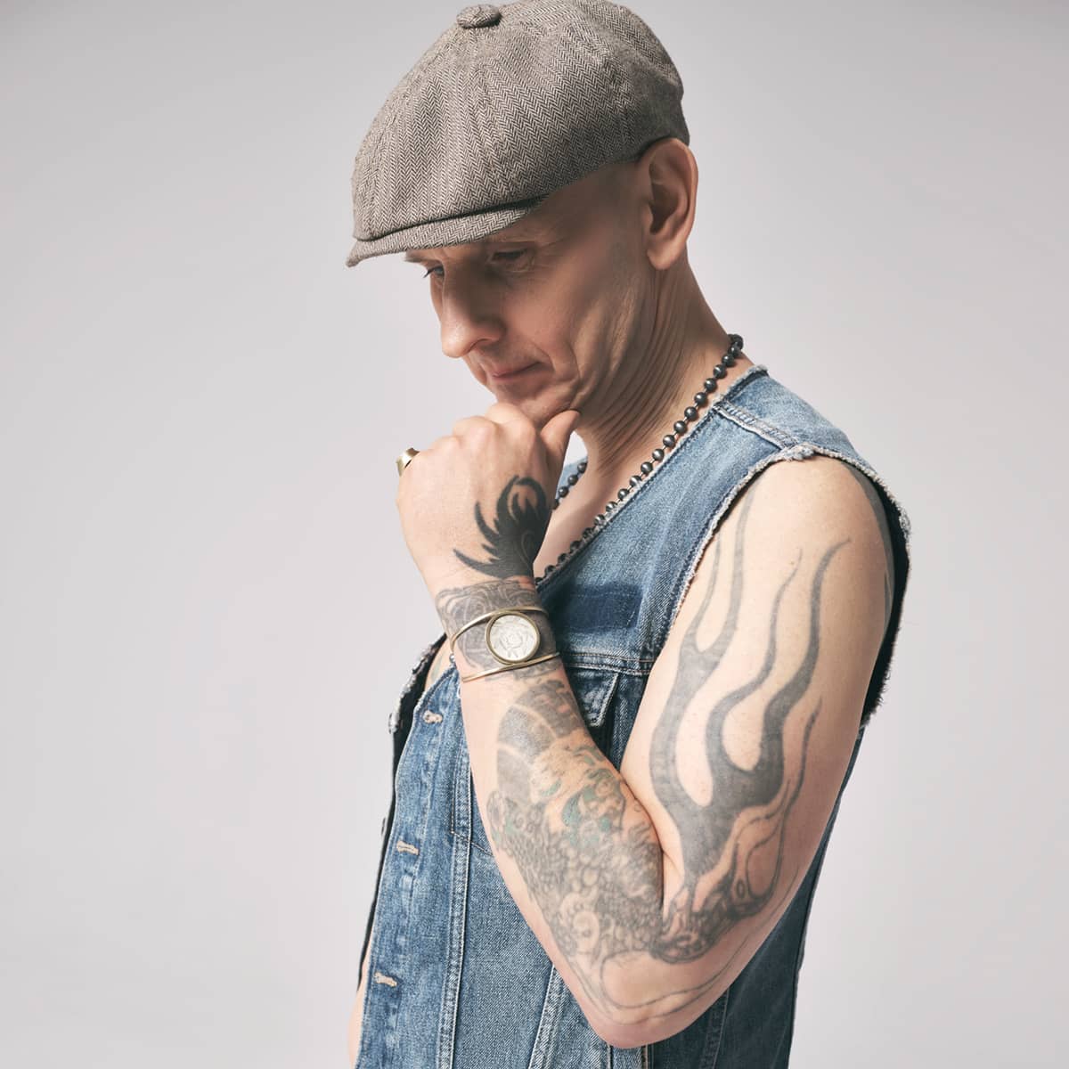 ręcznie tatuowana biżuteria z kolekcji Tattoo od ORSKA biżuteria na jej współtwórcy, Sławku Frączku