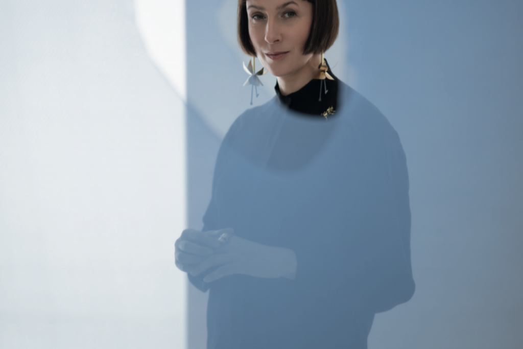 Anna Orska dla Label Magazine w kolczykach z kolekcji Plantis marki ORSKA